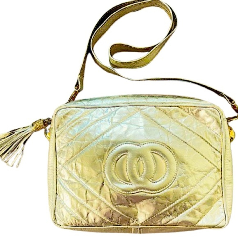 CHROME GOLD LEATHER SHOULDER CROSSBODYEMBOSSED GOLD TONE HARDWARE HIGH FASHION